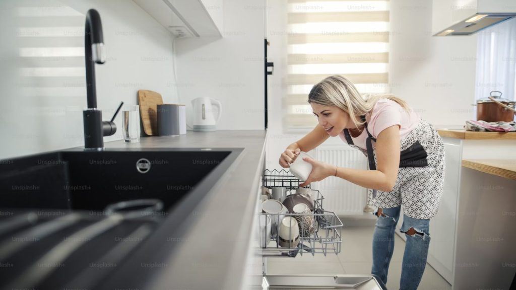 Cleaning-dishwasher-with-vinegar.-