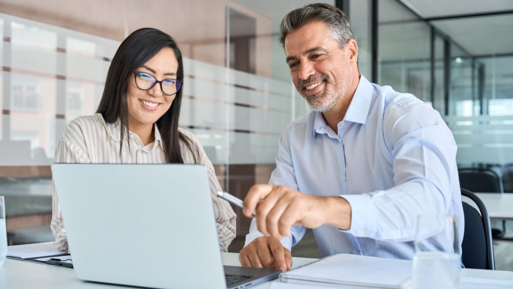 An woman employee and her supervisor
