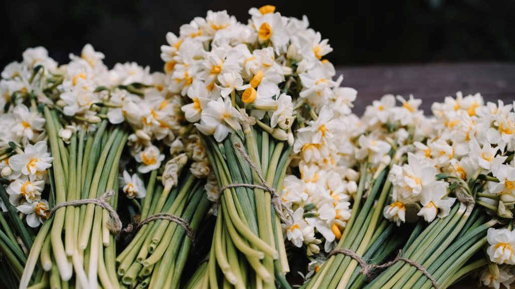 A bunch of flowers on a table for wedding