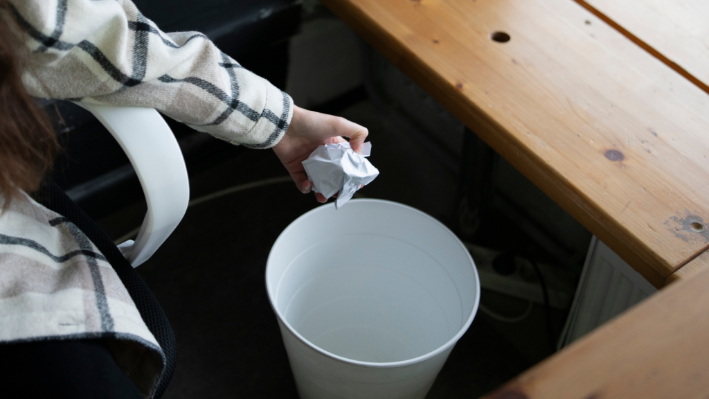 Image of a small trash bin placed under the work desk