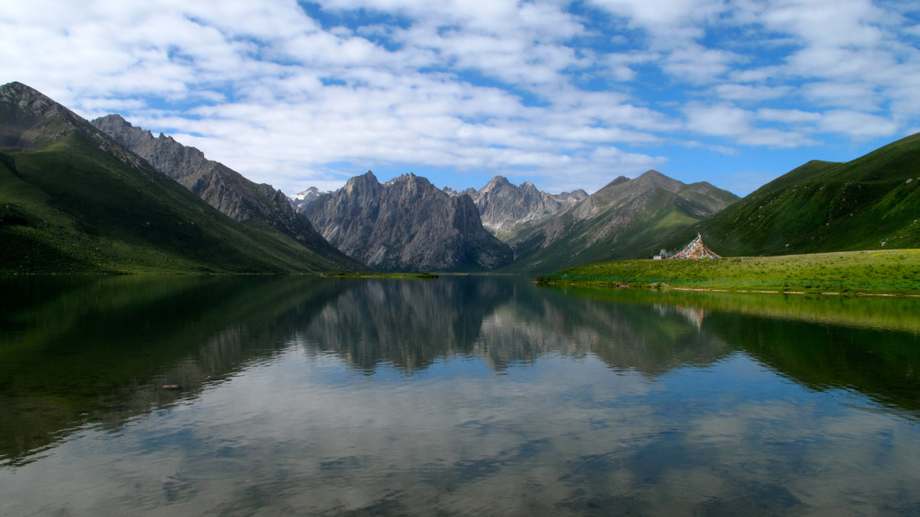 Lake Ximencuo on the Tibetan Plateau
