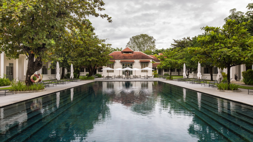 swimming pool 
