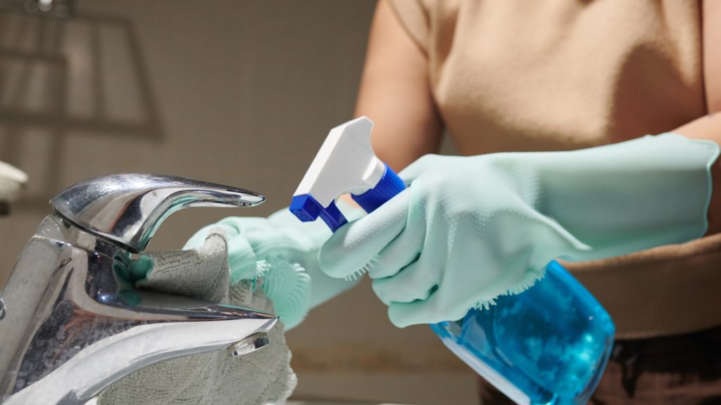 Remove Hard Water Stains in the Bathroom with Vinegar