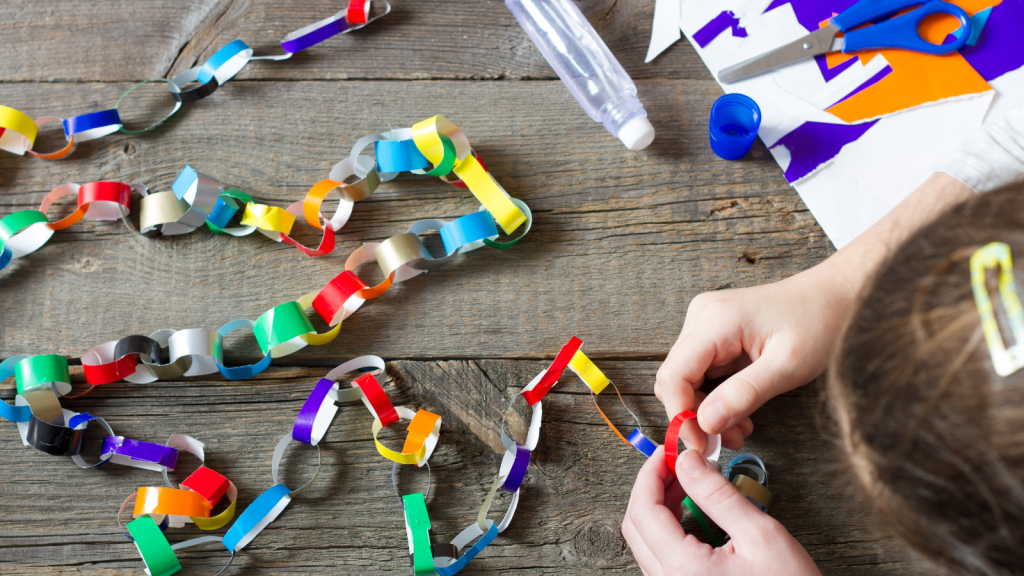 Making christmas paper chains by kid