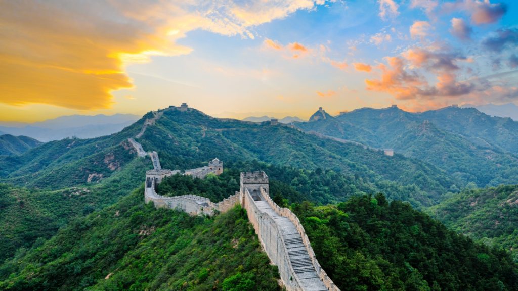 great wall of china at sunrise