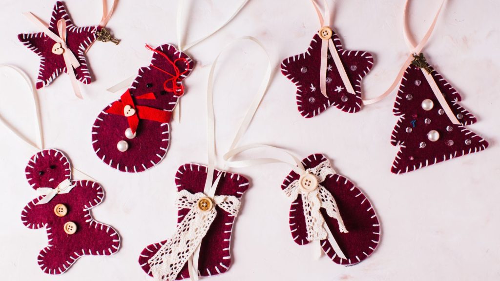 Christmas vintage decor - bordo felted sewed toys.